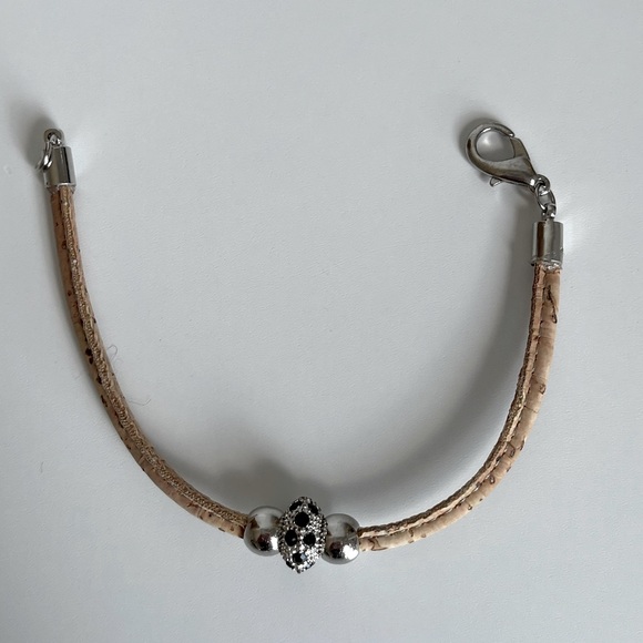 💕3/20$ NWOT Cork Bracelet with Rhinestone Charm - Picture 2 of 2